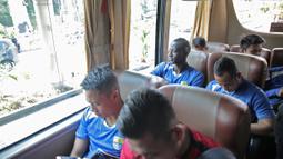 Suasana bus yang mengangkut pemain Persib berangkat latihan jelang laga final Piala Presiden 2015 menghadapi Sriwijaya FC di Stadion Utama Gelora Bung Karno, Jakarta, Sabtu (17/10/2015). (Bola.com/Vitalis Yogi Trisna)