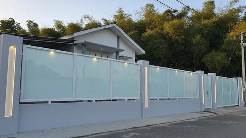 Inspirasi Pagar Estetik yang Efektif Mencegah Ular Masuk Halaman Model Pagar Kaca Buram dan Rangka Alumunium