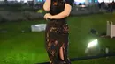 Felicya Angelista tampil cantik kenakan sabrina dress Batik dengan rok slit tinggi di bagian kiri [@felicyangelista_]