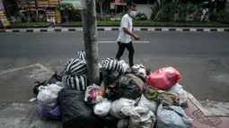 Tapi tingkat kesadaran warga untuk mengantisipasi situasi darurat sampah rupanya masih minim, lantaran tumpukan limbah di jalanan sejauh ini masih terus bermunculan. (DEVI RAHMAN/AFP)
