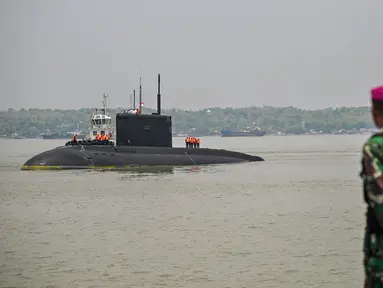Para awak kapal selam UFA milik Angkatan Laut Rusia bersiap merapat di Dermaga Jamrud Utara, Pelabuhan Tanjung Perak, Surabaya, Jawa Timur, Kamis 7 November 2024. (JUNI KRISWANTO/AFP)