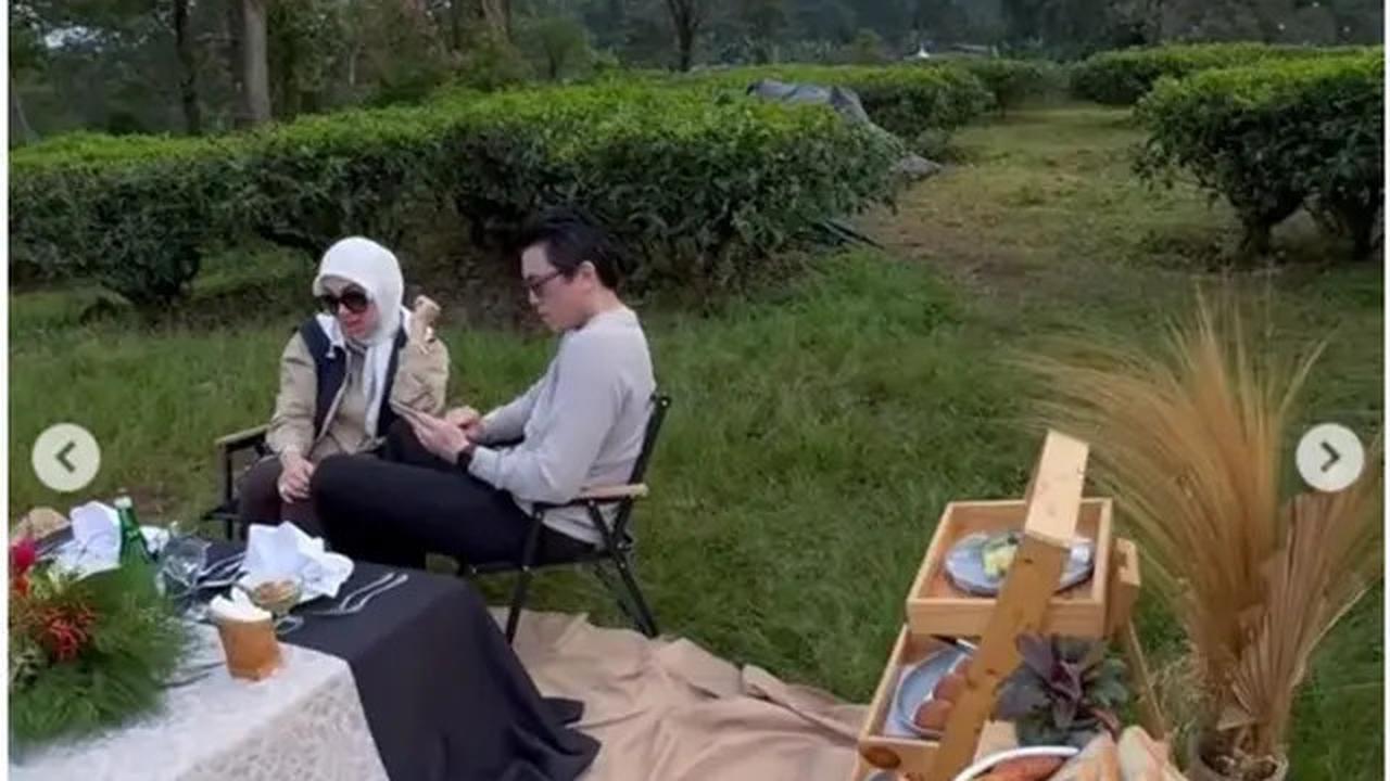 6 Potret Piknik Mewah Syahrini dan Reino Barack, Nikmati Sarapan di Kebun Teh