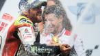 Pebalap LCR Honda, Cal Crutchlow, memperlihatkan aksi impresif saat memenangi balapan MotoGP Brno, Minggu (21/8/2016). (EPA/Filip Singer)