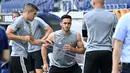 Pemain Wolverhampton Wanderers, Conor Coady (kiri) dan Leonardo Campana (tengah) saat mengikuti sesi latihan di Duisburg, Jerman, Senin (10/8/2020). Wolverhampton Wanderers akan melawan Sevillla di perempat final Liga Europa. (AP Photo/Ina Fassbender)