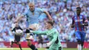 Kiper Crystal Palace, Dean Henderson berusaha menghalau bola pemain Manchester City, Erling Haaland dalam laga final Piala FA yang berlangsung di Stadion Wembley, London, Inggris, Sabtu (17/05/2025). (AP Photo/Kirsty Wigglesworth)