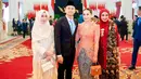 <p>Nagita Slavina menjadi sorotan dengan penampilannya saat mendampingi sang suami, Raffi Ahmad yang dilantik menjadi Utusan Khusus Presiden Bidang Pembinaan Generasi Muda dan Pekerja Seni hari ini di Istana Kepresidenan, Jakarta. [@raffinagita1717].</p>