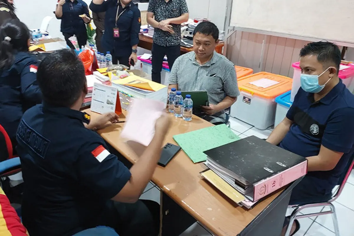 Penyidik Polda Sulut menyerahkan tersangka beserta barang bukti ke Pihak Kejati Sulut.