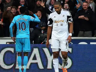 2 Gol Adebayor membuktikan kemampuannya sebagai salah satu penyerang terbaik yang dimiliki Tottenham.(AFP/Geoff Caddick)