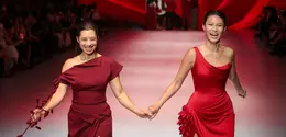 Jennifer Bachdim dan Patricia Gouw melangkah percaya diri di panggung POND’S Age Miracle Runway. Masing-masing tampil memesonadalam balutan koleksi Memento dari Hian Tjen for Josephine Anni.
