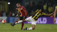 Gelandang Galatasaray, Wesley Sneijder (kiri) berusaha menghindar dari terjangan tekel pemain Fenerbahce, Abdoulaye Ba, beberapa waktu lalu. Beberapa media menyebut Sneijder bakal merapat ke Juventus pada Januari 2016. (EPA/Tolga Bozoglu)