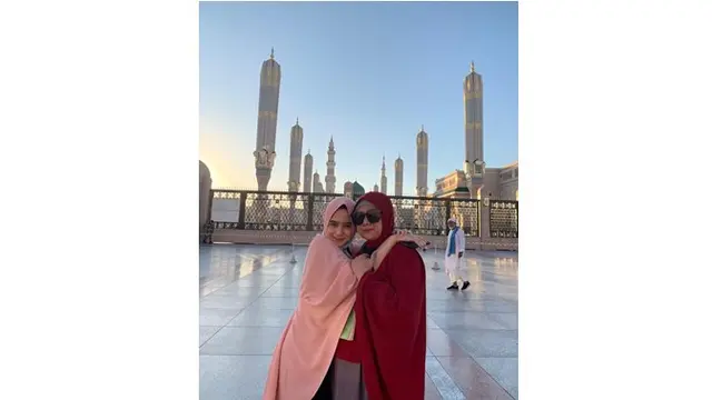 Tissa Biana mengabadikan momen bersama sang ibunda di depan masjid Nabawi.