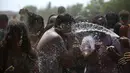 Peserta mencuci wajahnya saat Festival Holi di Santa Coloma de Gramenet, Spanyol, Minggu (28/5). Festival ini dibuat setelah festival musim semi Hindu Holi, yang dirayakan di utara dan timur India. (AP Photo / Manu Fernandez)