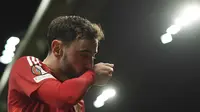 Gelandang Manchester United (MU), Bruno Fernandes, berhasil mencetak hattrick ke gawang Real Sociedad dalam leg kedua 16 besar Liga Europa 2024/2025 di Old Trafford, Jumat (14/3/2025) dini hari WIB. MU menang telak 4-1 dalam pertandingan ini. (AP Photo/Dave Thompson)