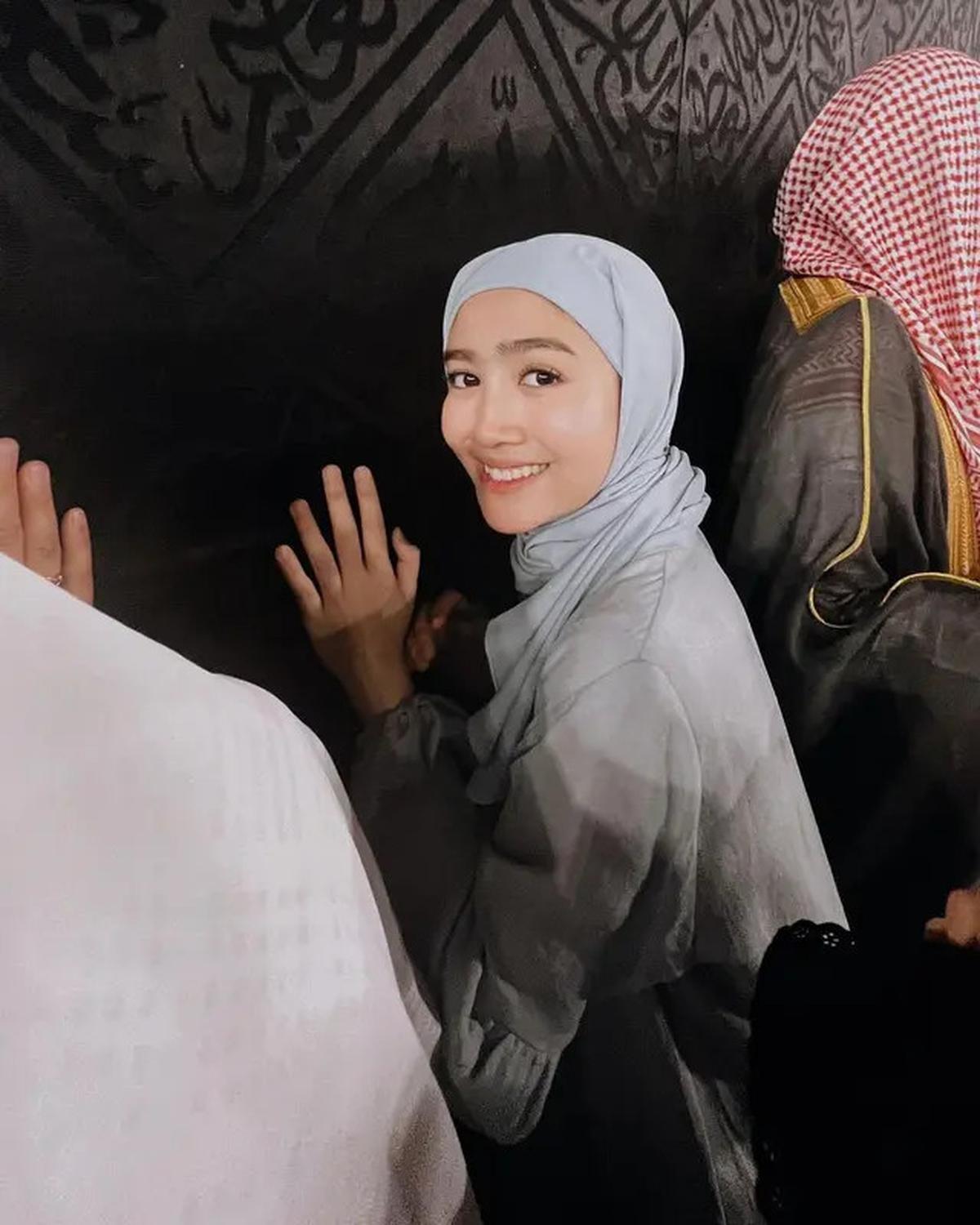 Potret 7 Artis Indonesia Pernah Pegang Ka'bah, Penuh Haru