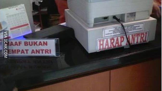 6 Tulisan Harap Antre Ini Bikin Geleng Kepala (sumber: 1cak dan FB MemeAndRageComicIndonesia)