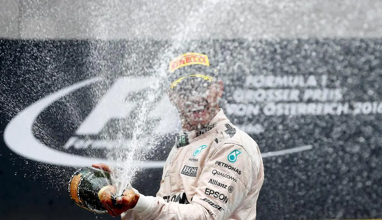 Ekspresi pebalap Mercedes, Lewis Hamilton, setelah menjuarai F1 GP Austria di Sirkuit Red Bull Ring, Austria, Minggu (3/7/2016). (Reuters/Dominic Ebenbichler)
