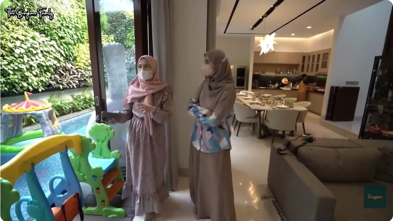 STOK B - 6 Potret Ruang Makan dan Dapur Rumah Cut Meyriska, Desain Elegan