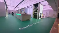 Penampakan Oppo Gallery di Plaza Indonesia diubah dengan nuansa tenis menyambut kolaborasi dengan turnamen tenis Wimbledon Championship. (Liputan6.com/Giovani Dio Prasasti).