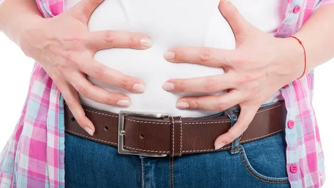 5 Kiat Atasi Begah Saat Perut Terlalu Kenyang (Pop Paul Catalin/Shutterstock)