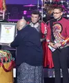 Pendiri Museum Rekor Indonesia (MURI) Jaya Suprana memberikan penghargaan pada acara Indosiar Liga Dangdut Indonesia (LIDA). Pemberian penghargaan berbarengan dengan acara ulang tahun Indosiar ke 23 tahun. (Bambang E Ros/Bintang.com)