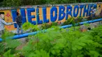 Seniman melukis mural bertulis “Hello Brother” di Banda Aceh, Aceh, Kamis (21/3/2019). Tulisan mural “Hello Brother” sebagai penghormatan seniman Aceh kepada para korban penembakan massal di Christchurch, Selandia Baru. (CHAIDEER MAHYUDDIN/AFP)