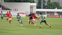 Duel antara Malut United kontra Deltras FC pada laga 12 Besar Pegadaian Liga 2 2023/2024 di Stadion Madya Senayan, Jakarta, Sabtu (3/2/2024). (Dok. Malut United)