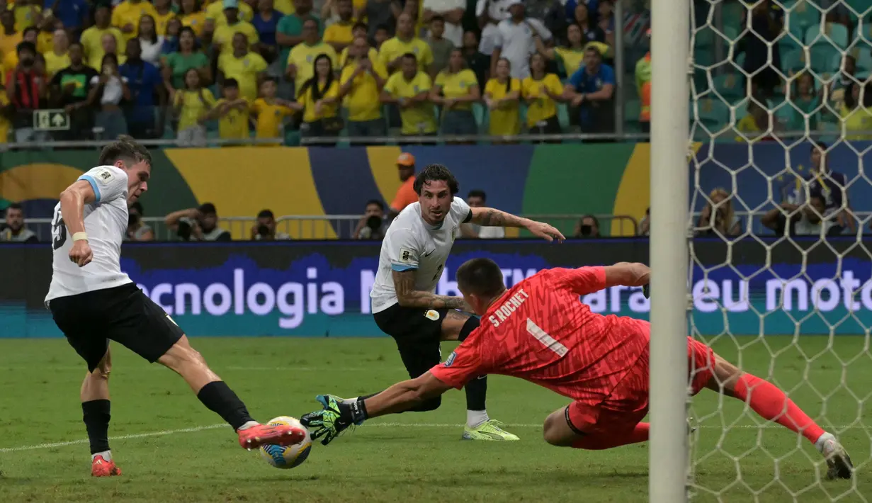 Laga kedua timnas berlangsung ketat dan sengit. Hingga akhir babak pertama, tidak gol yang tercipta baik untuk tim tuan rumah Brasil maupun Uruguay. (NELSON ALMEIDA/AFP)
