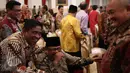 Gubernur Jawa Timur, Soekarwo (kedua kiri) menghadiri penyerahan Daftar Isian Penyelenggaraan Anggaran (DIPA) 2017 dan Anugerah Dana RAKCA 2016 bagi Daerah Berkinerja Baik di Istana Negara, Jakarta, Rabu (7/12). (Liputan6.com/Faizal Fanani)
