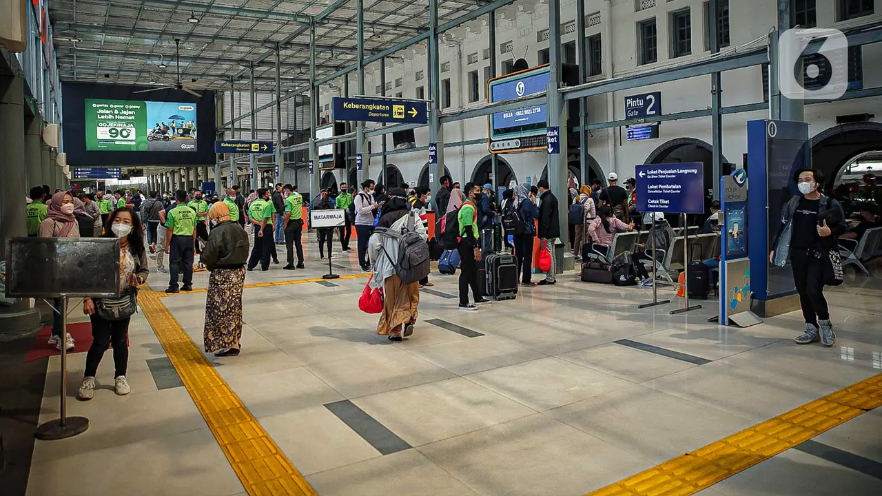 FOTO: H-1 Natal 2021, Calon Penumpang Padati Stasiun Pasar Senen