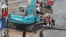 Sebuah alat berat di rusak massa saat kericuhan penggusuran Kampung Pulo, Jakarta, Kamis (20/8/2015). Penggusuran permukiman Kampung Pulo yang dilakukan oleh 2.200 personel gabungan untuk normalisasi Sungai Ciliwung. (Liputan6.com/Herman Zakharia)