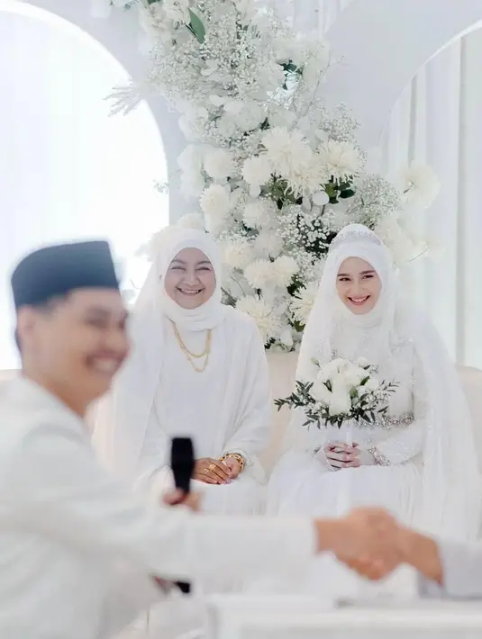 Gaun ini memiliki siluet klasik yang mempertegas aura anggunnya. Dihiasi dengan aksen kristal berkilauan yang tertata dengan presisi, gaun ini mencerminkan keindahan yang sophisticated sekaligus timeless.[@yxsmine.ow].