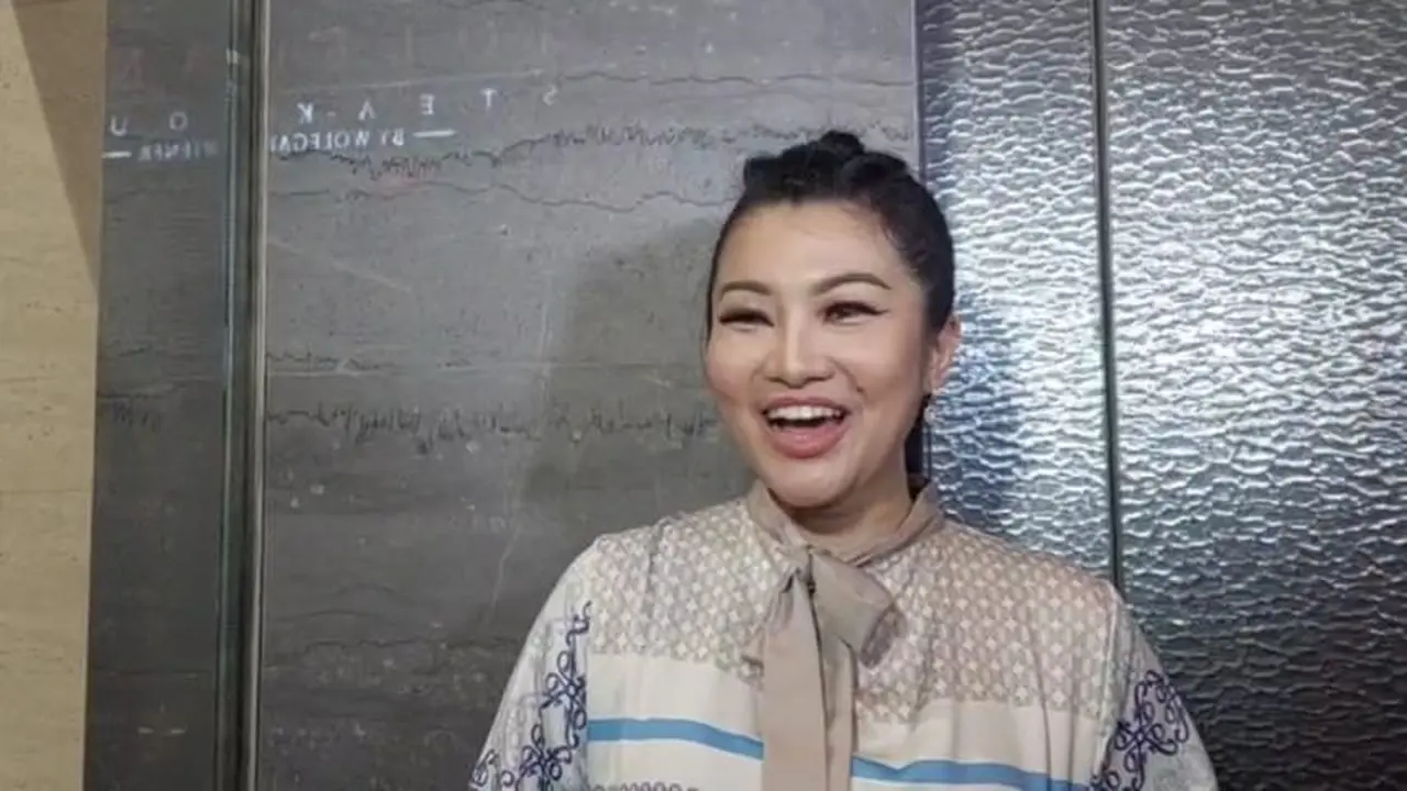 Fitri Carlina tak kuasa menahan rasa sedih karena rindu