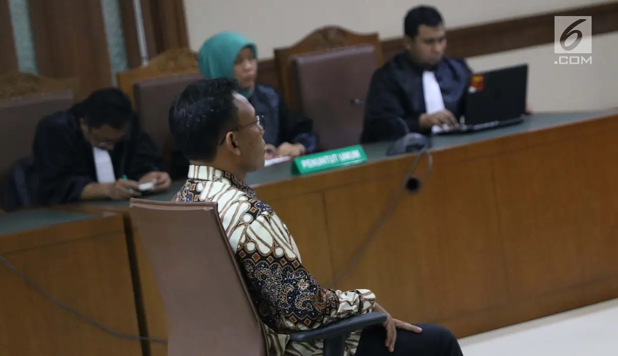 Terdakwa korupsi pembangunan gedung IPDN Budi Rachmat Kuniawan saat menjalani sidang putusan di Pengadilan Tipikor, Jakarta, Jumat (26/7/2019). Mantan GM Divisi Gedung PT Hutama Karya (HK) itu dihukum 5 tahun penjara, denda Rp 300 juta subsider 3 bulan kurungan. (Liputan6.com/Helmi Fithriansyah)