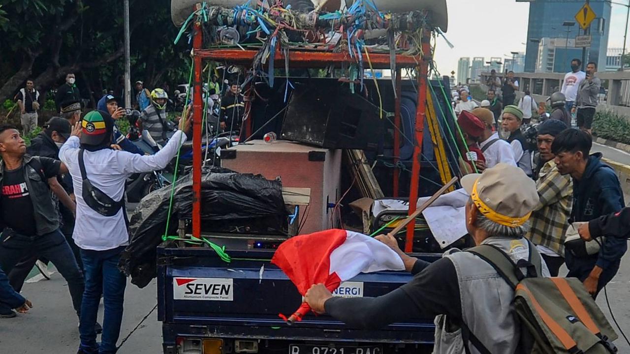 Aksi unjuk rasa di depan Gedung DPR, Senayan, Jakarta, berujung panas pada Jumat (1/3/2024). Momen tersebut terjadi ketika pengunjuk rasa yang memprotes kecurangan Pemilu 2024 dan mendukung hak angket DPR bertemu dengan kubu berlawanan, yakni massa penent
