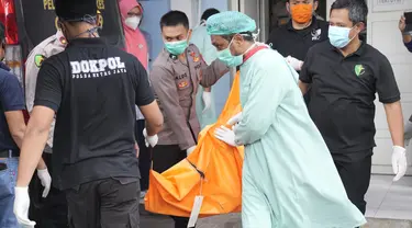 Petugas memindahkan kantong jenazah korban kebakaran Lapas Kelas I Tangerang untuk dibawa menuju RS Polri dari kamar jenazah RSUD Kabupaten Tangerang, Rabu (8/9/2021). Sebanyak 41 warga binaan tewas akibat kebakaran yang membakar Blok C 2 Lapas Dewasa Tangerang Klas 1 A (AP Photo/Dita Alangkara)