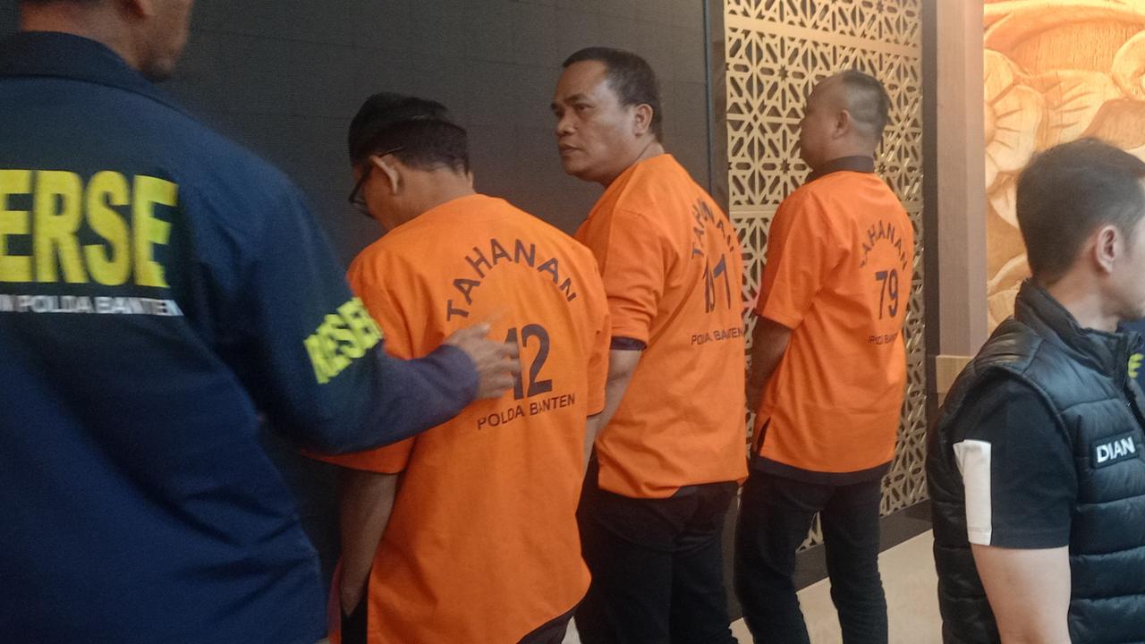 Para Tersangka Kadin Cilegon Minta Proyek Rp5 Triliun di Polda Banten. (Jumat, 16/05/2025). (Yandhi Deslatama/Liputan6.com).