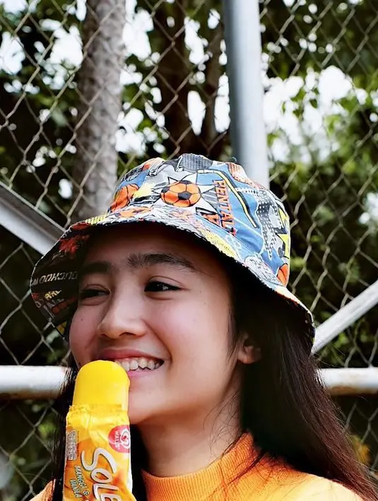Bucket hat juga menjadi koleksi Febby untuk kesehariannya. Bucket hat yang dipakainya saat ini bermotif bola dan colorful. (Instagram/febbyrastanty)