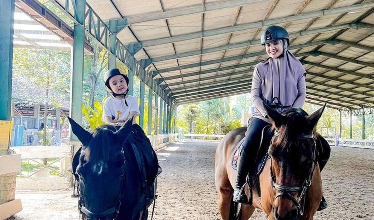 Potret Irwansyah saat mengabadikan sang istri, Zaskia Sungkar dan anaknya, Ukkasya berkuda bersama. Irwansyah dan Zaskia ingin menularkan hobi berkuda kepada anak laki-lakinya tersebut.<br>