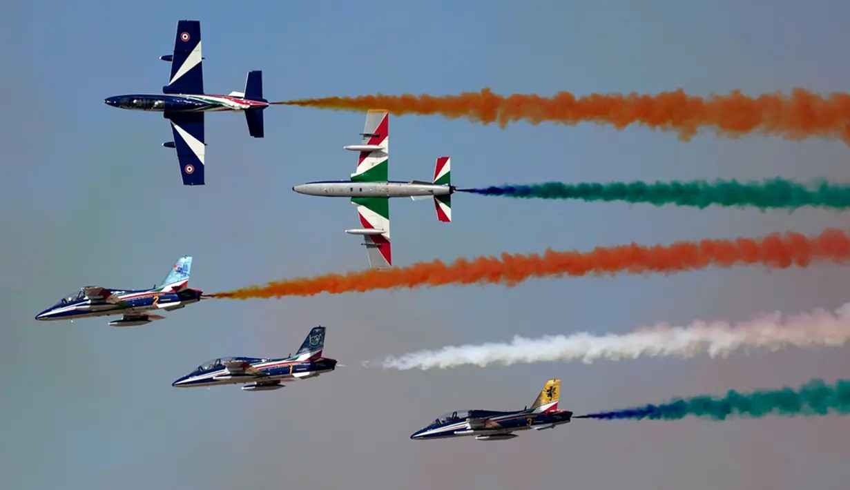 Uni Emirat Arab (UEA) menggelar pameran dirgantara dan senjata Dubai Airshow 2023. Pameran terbesar di negara tersebut diikuti oleh beberapa negara, seperti AS, China, Rusia, dan Israel. (AP Photo/Kamran Jebreili)
