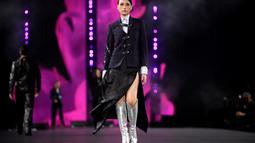 Tamara Dai berjalan di catwalk mempersembahkan kreasi untuk L'Oreal selama peragaan busana Spring-Summer 2023 sebagai bagian dari Paris Womenswear Fashion Week, di Paris, pada 2 Oktober 2022.  Fashion content creator ini menjadi salah satu sosok perempuan yang mewakili Indonesia di ajang tersebut bersama Ariel Tatum. (AFP/Julien De Rosa)