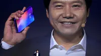 CEO Xiaomi Lei Jun memperkenalkan smartphone Xiaomi Mi 9 dalam acara peluncuran di Beijing, China, Rabu (20/2). Rencananya, Xiaomi Mi 9 akan diperkenalkan untuk pasar global pada gelaran Mobile World Congress (MWC) 2019. (AP Photo/Andy Wong)