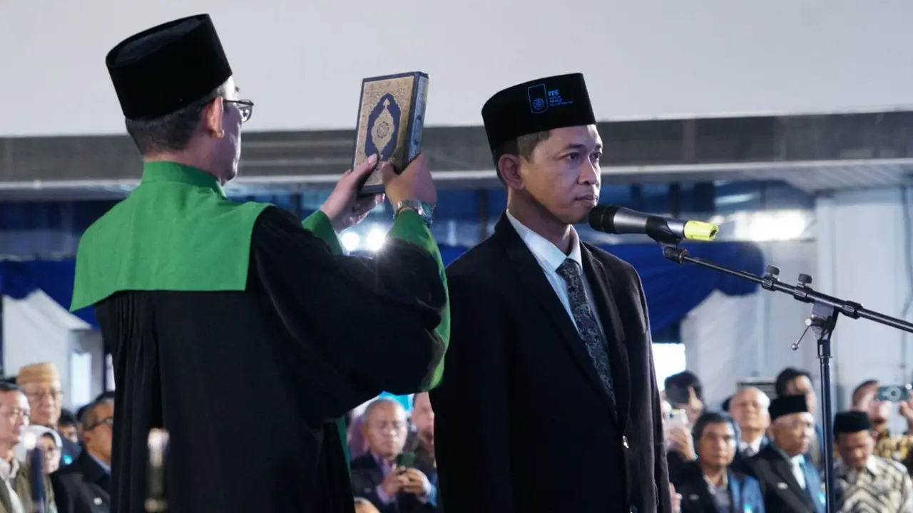 Bambang Pramujati dilantik menjadi rektor baru ITS Surabaya menggantikan Mochamad Ashari. (Foto: its.ac.id)