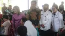 Presiden Jokowi bersama Ibu Negara, Iriana Widodo dan Menkes Nila F Moeloek menyambangi Puskesmas Ciracas, Jakarta, Senin (18/7). Jokowi memantau pemberian vaksin ulang terhadap anak-anak yang dulunya diberikan vaksin palsu. (Liputan6.com/Faizal Fanani)