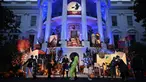 Presiden AS Joe Biden bersama Ibu negara Jill Biden membagikan permen kepada anak-anak saat perayaan Halloween di Halaman Selatan Gedung Putih di Washington, DC, pada 30 Oktober 2023. (Brendan SMIALOWSKI/AFP)