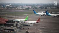 Pesawat milik sejumlah maskapai terparkir di areal Bandara Soekarno Hatta, Tangerang, Banten, Kamis (16/5/2019). Pemerintah akhirnya menurunkan tarif batas atas (TBA) tiket pesawat atau angkutan udara sebesar 12-16 persen yang berlaku mulai Kamis hari ini. (Liputan6.com/Faizal Fanani)