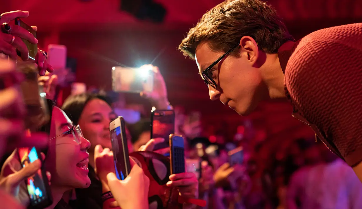 Aktor asal Inggris, Tom Holland menyapa penggemarnya saat acara Spider-Man: Far From Home Pan-Asian Media Summit Bali di Denpasar, Senin (27/5/2019). Kegiatan itu merupakan rangkaian promo film terbaru yang rencananya akan dirilis pada Juli mendatang. (ANTHONY KWAN/GETTY IMAGES NORTH AMERICA/AFP)