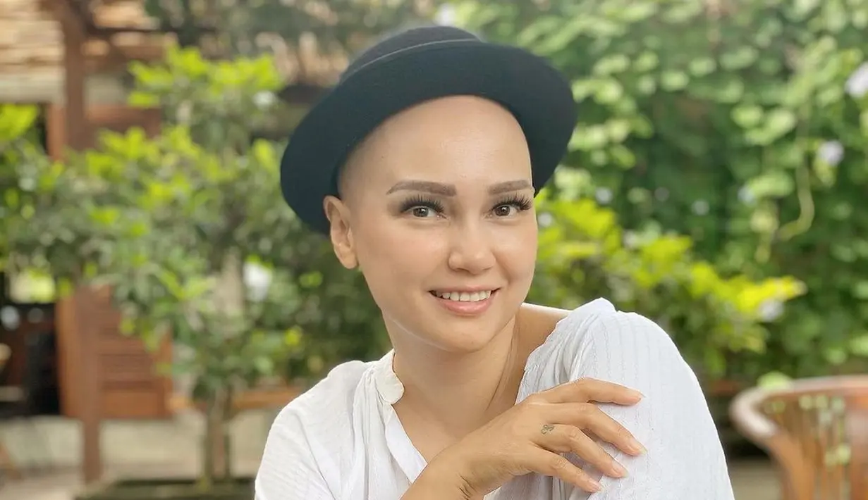 Sebelum melakukan operasi, Feby yang sudah berfirasat bahwa tumor tersebut adalah kanker. Ia pun memberikan pesan kepada sang dokter untuk menyelamatkan hidupnya.  (Instagram/febyfebiola_)