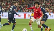 Pemain Manchester United, Zidane Iqbal saat menghadapi Melbourne Victory dalam laga pramusim 2022/2023 di Melbourne Cricket Ground, Australia, Jumat (15/7/2022). (AP/Asanka Brendon Ratnayake)