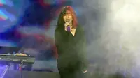 Penyanyi Isyana Sarasvati tampil memeriahkan Festival Musik Soundrenaline di Allianz Ecopark, Ancol, Jakarta Utara, Minggu (27/11/2022). Isyana Sarasvati tampil memeriahkan Soundrenaline 2022 dengan lagu Il Sogno, Untuk Hati Yang Terluka, Lexicon, dan Sikap Duniawi. (Liputan6.com/Herman Zakharia)