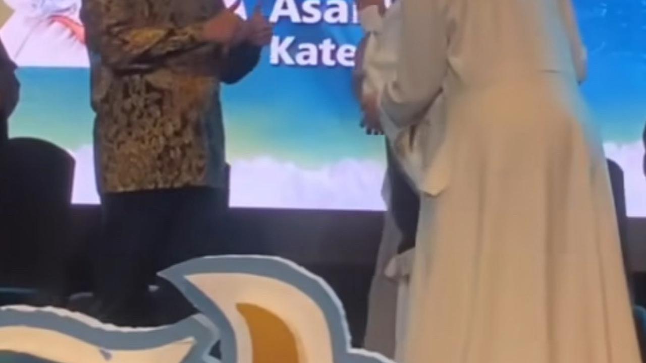 Dua jempol tampak diberikan oleh salah seorang ustaz saat Yuni berhasil sampai di tengah panggung. Simbol tangan ini seolah memberikan selamat atas pencapaian Yuni yang terus berusaha menghafal Al-Quran meski kondisinya sempat kritis.